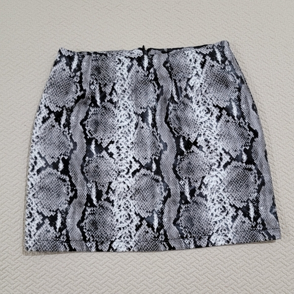 Forever 21 Snakeskin Print Faux Leather Skirt Black gray white Size Small - Picture 7 of 12
